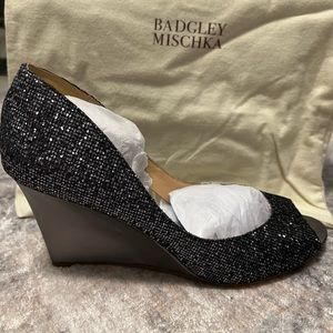 Bagdley Mischka size 10 open toe wedge heel pewter glitter